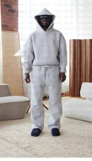 Ensemble pantalon et sweat ample et décontracté.