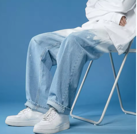 Pantalon ample et droit en denim minimaliste tie-dye